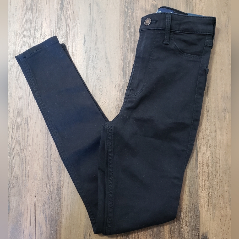 Hollister Women's Black Ultra High-Rise Jean Leggings